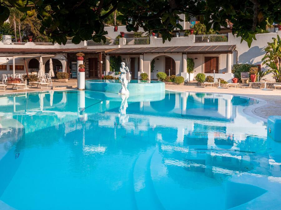 Piscina all'aperto, lettini