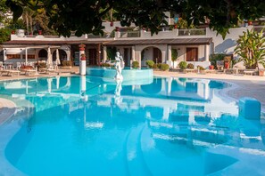 Outdoor pool, sun loungers - Hotel Tritone (Lipari)