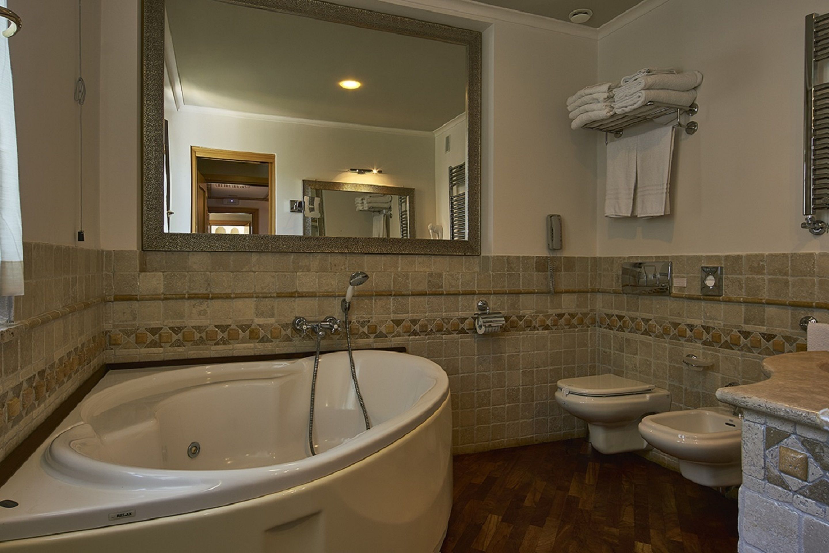 suite | jetted bathtub