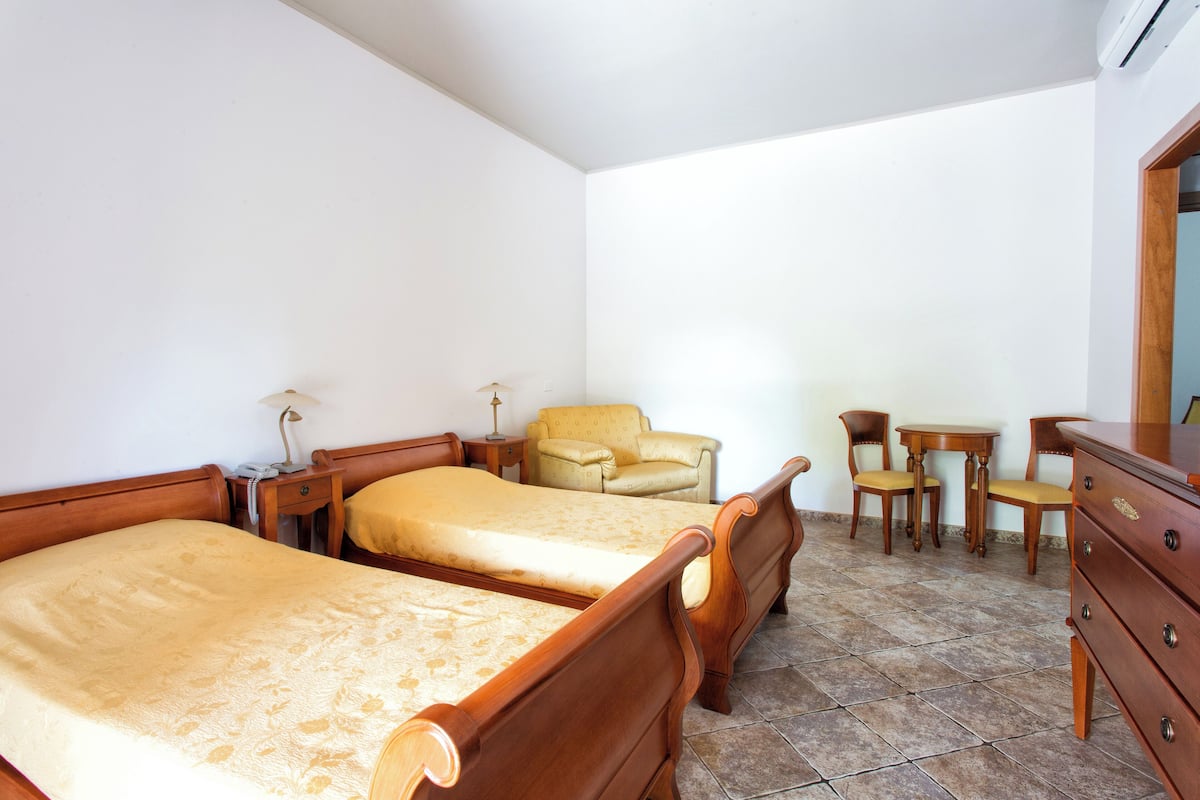 standard quadruple room | minibar, in-room safe, desk, blackout curtains