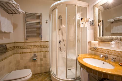 Kostenlose Toilettenartikel, Haartrockner, Hausschuhe, Bidet
