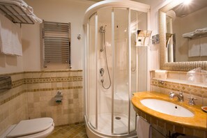 Free toiletries, hair dryer, slippers, bidet - Hotel Tritone (Lipari)