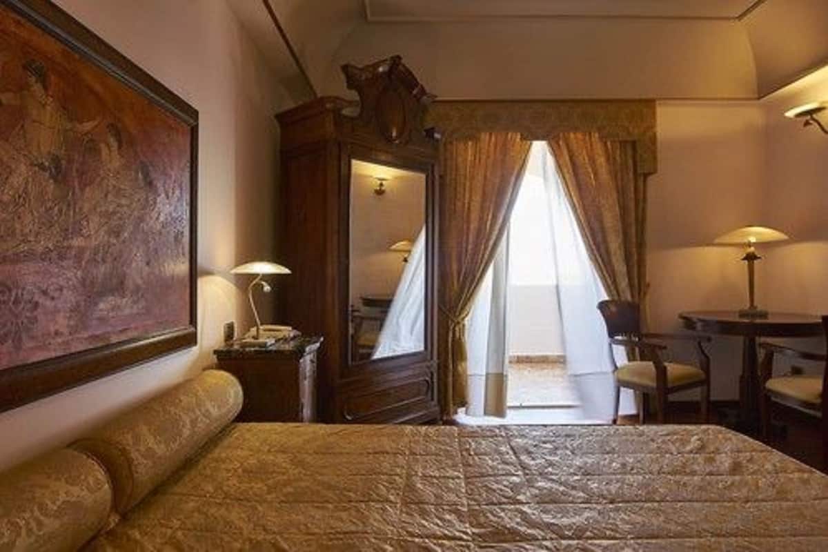 suite | minibar, in-room safe, desk, blackout curtains