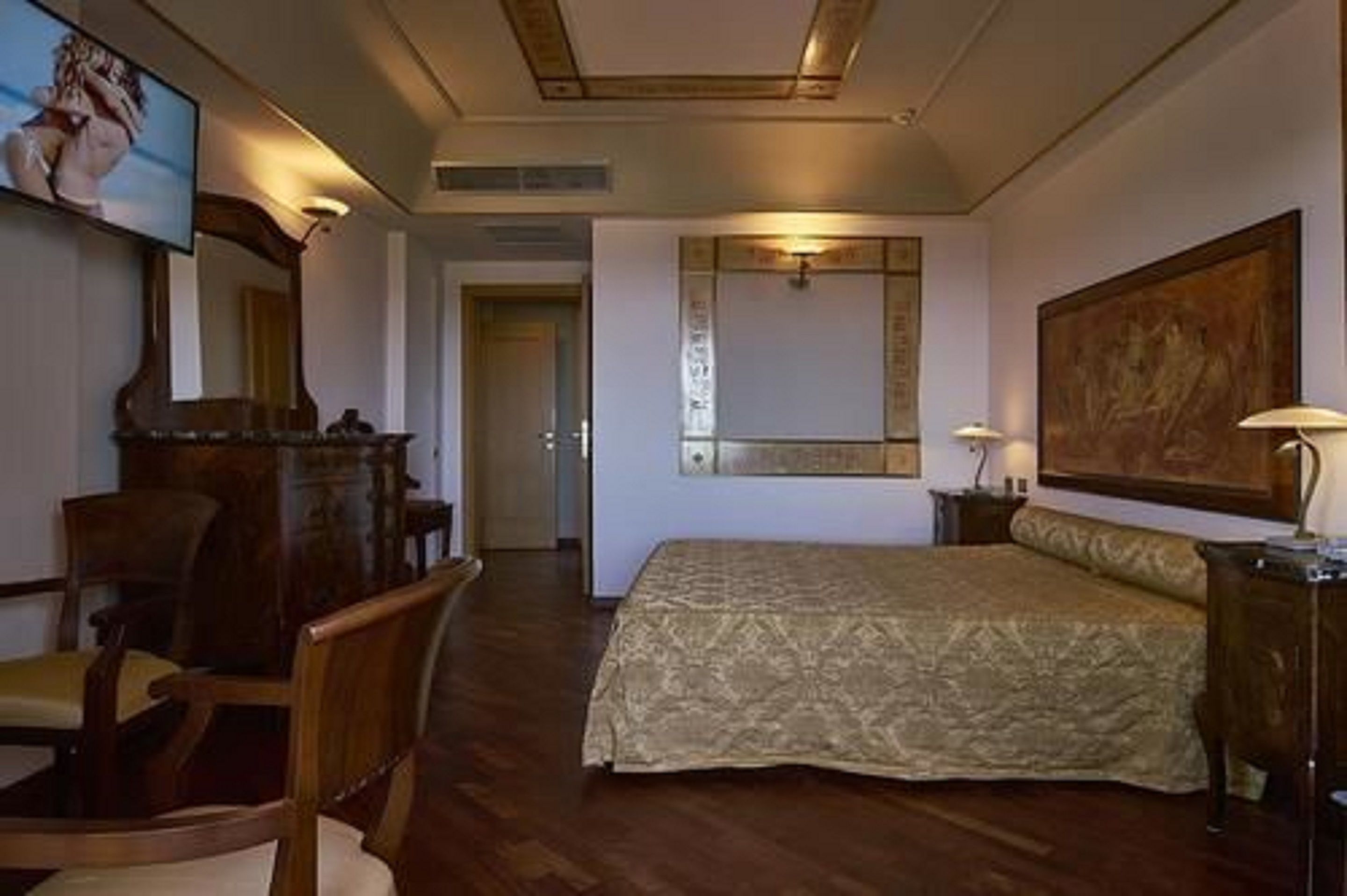 suite | minibar, in-room safe, desk, blackout curtains