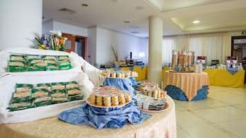 TĂ€gliches inbegriffenes FrĂŒhstĂŒcksbuffet