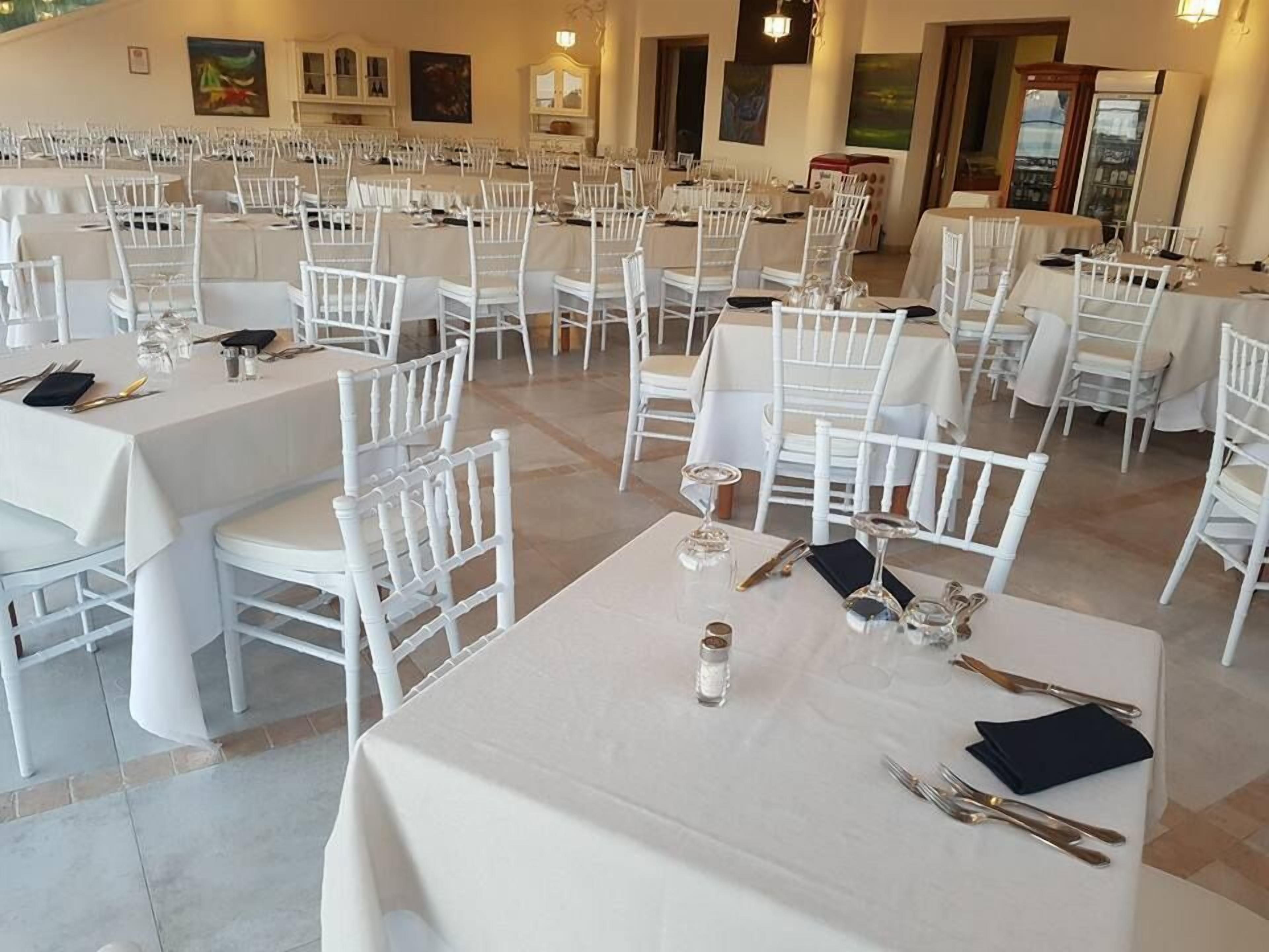 Petit déjeuner et dîner servis sur place