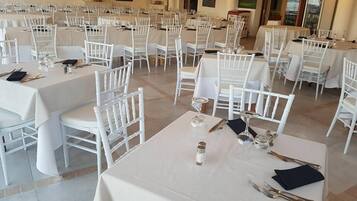 Breakfast and dinner served