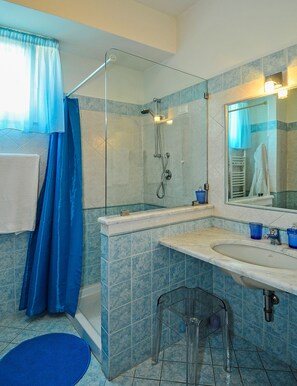 Free toiletries, hair dryer, bathrobes, bidet - Bed & Breakfast Ai Cipressi (Lucca)