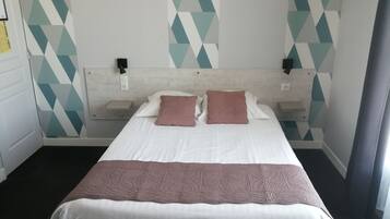 Double Room | Desk, soundproofing, iron/ironing board, free cribs/infant beds