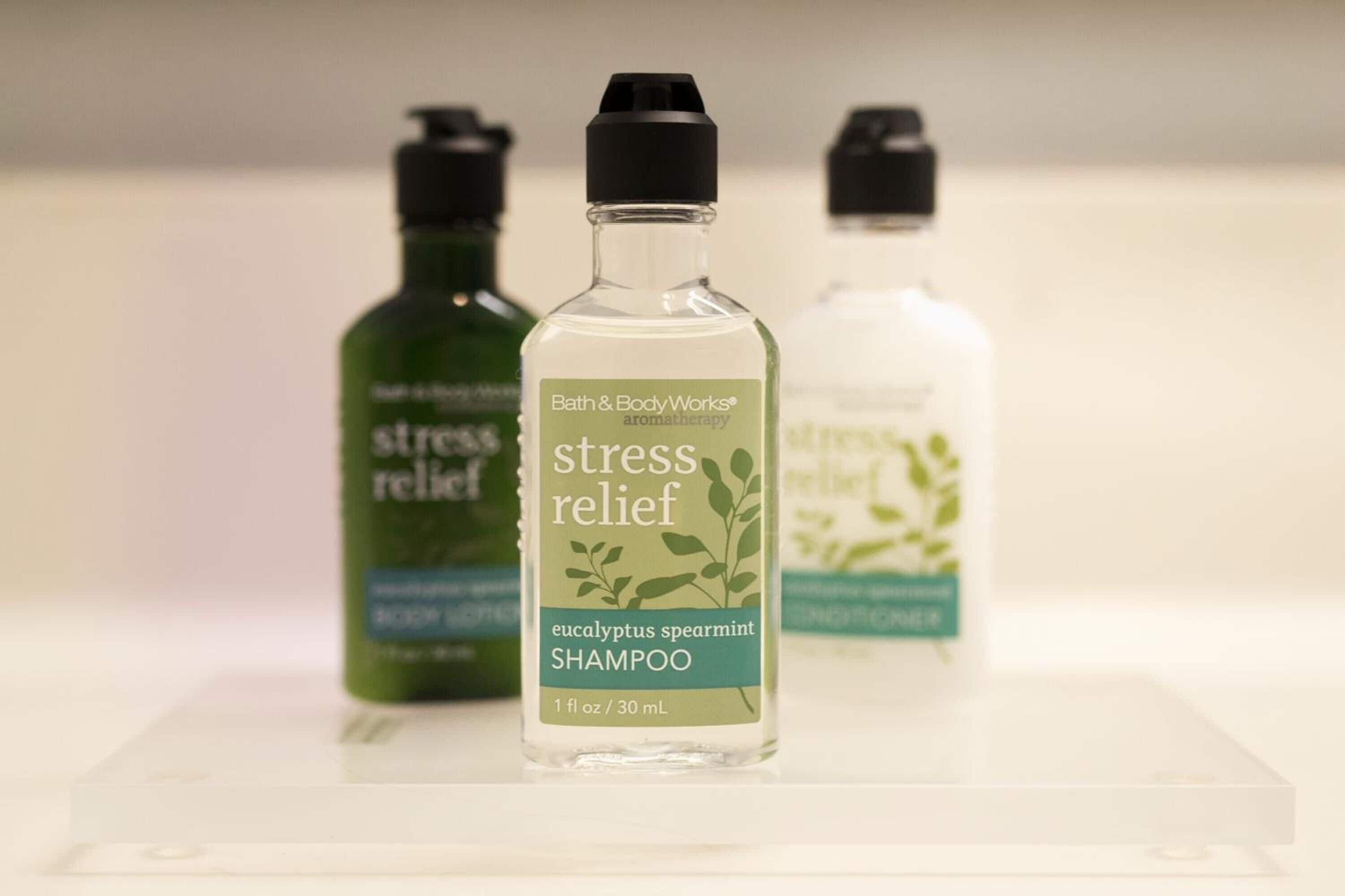 combined shower/bathtub, hair dryer, towels