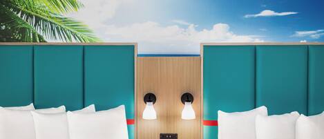 Habitación de hotel con dos camas, cabeceras color turquesa, ropa de cama blanca y vistas al cielo con nubes y hojas de palmera.