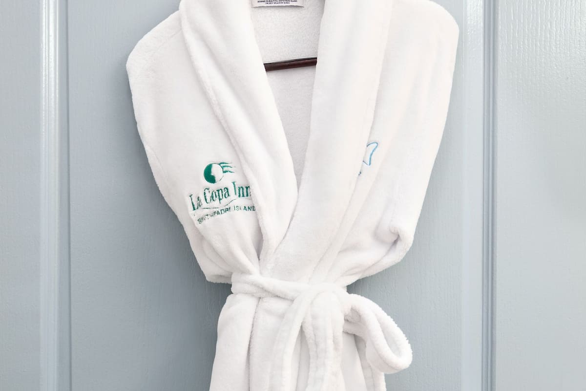 combined shower/bathtub, hair dryer, towels