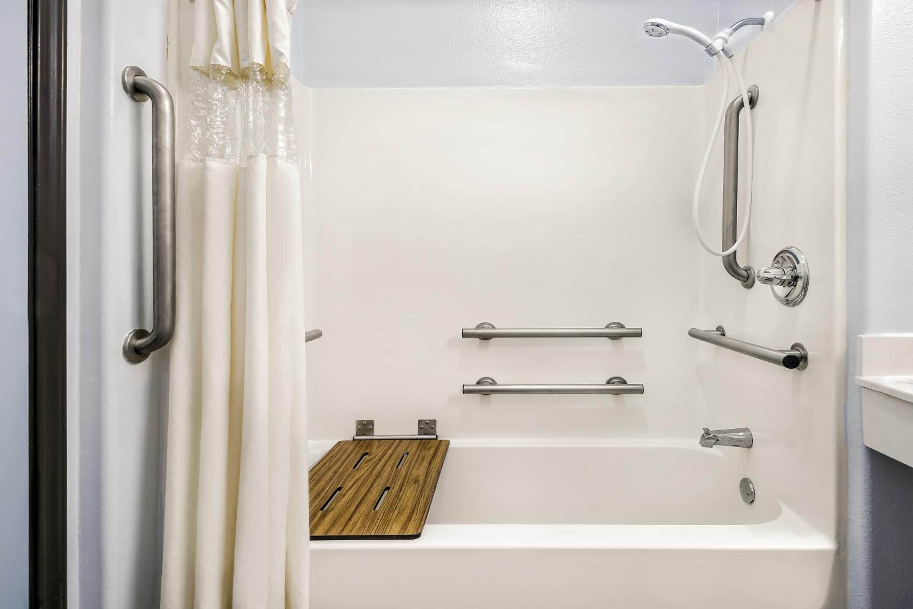 combined shower/bathtub, hair dryer, towels
