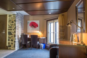 주니어룸, 퀸사이즈침대 2개 | 저자극성 침구, 책상, 노트북 작업 공간, 암막 커튼