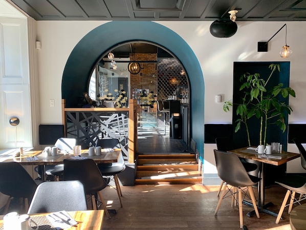 供應午餐及晚餐