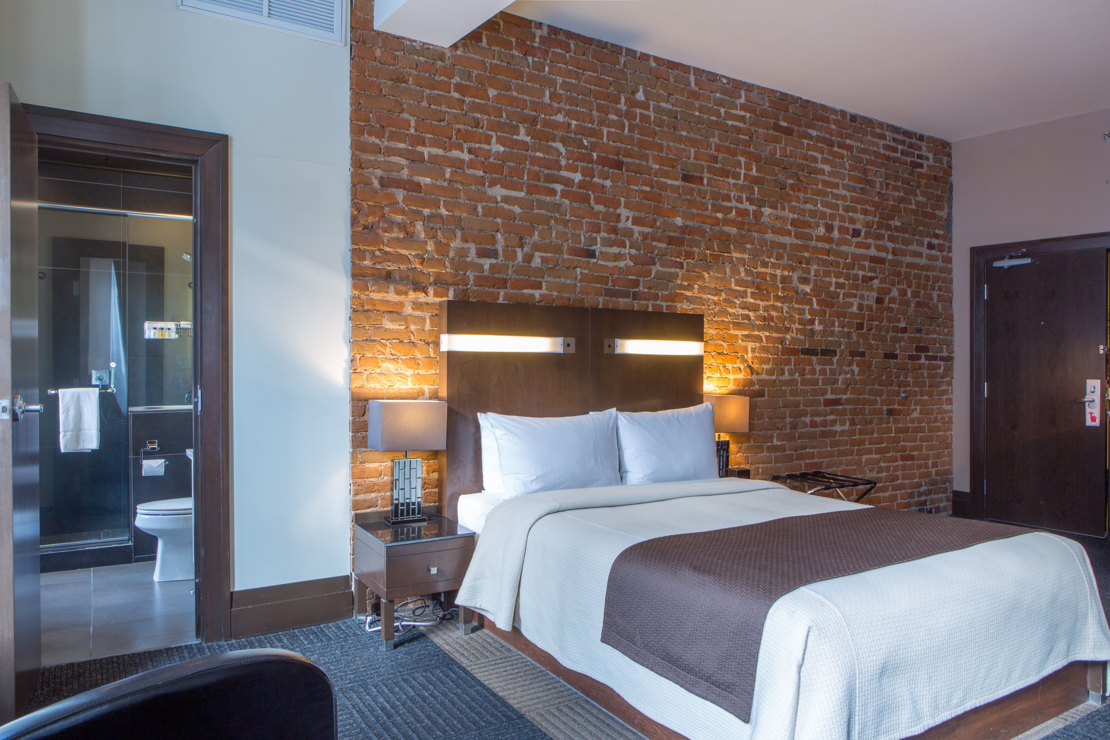 signature room, 1 queen bed | 1 bedroom, hypo-allergenic bedding, desk, laptop workspace