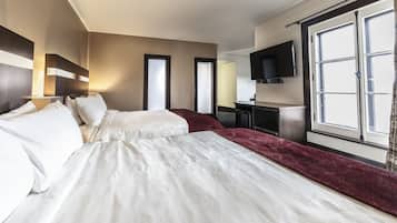 Junior Room, 2 Katil Ratu (Queen) | Peralatan tempat tidur hipoalergenik, meja, ruang kerja komputer riba