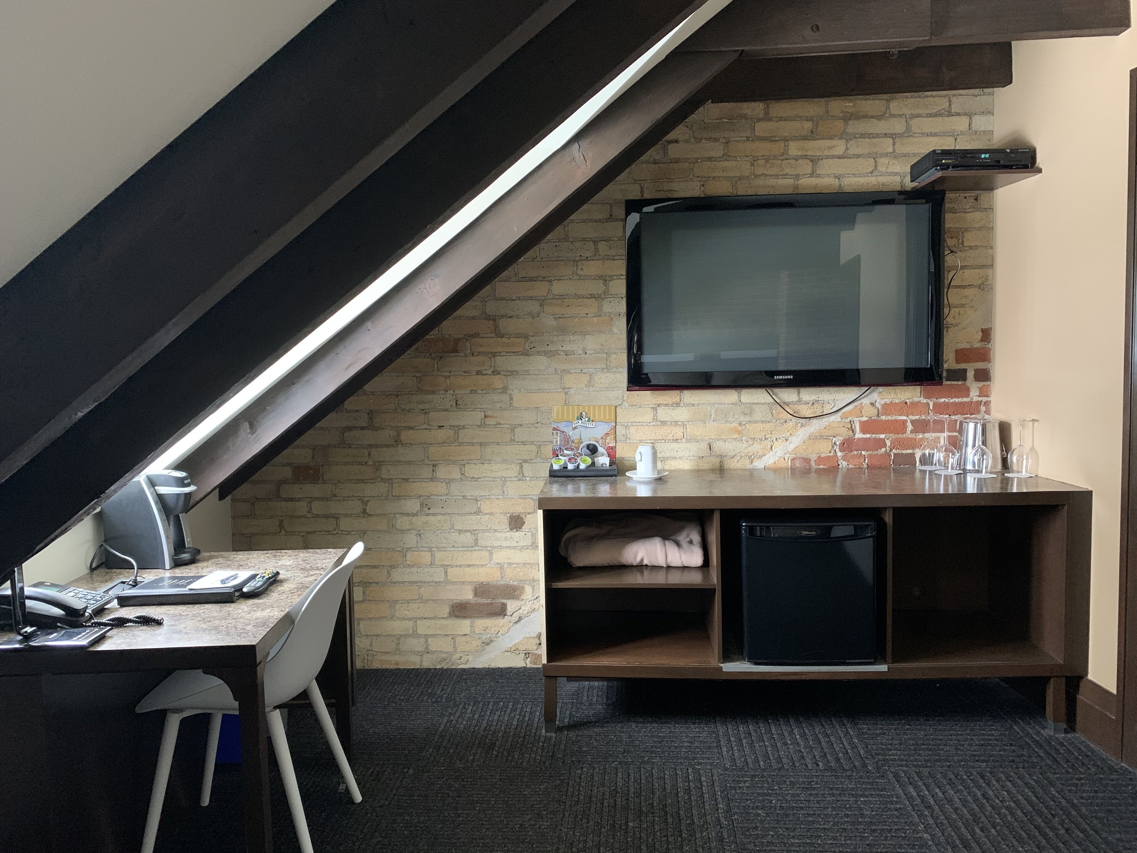 junior room, 1 queen bed | living area | tv