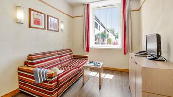 Apartment 4 people - 1 bedroom | Living area | TV