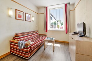 Departamento estándar, 1 habitación | Área de sala de estar | Televisión 