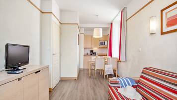 Appartamento Standard, 1 camera da letto | Area soggiorno | TV