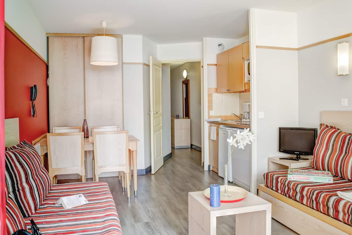 Standard Apartment 5 people - 1 bedroom | Living room | TV