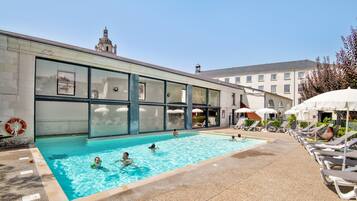 Piscine extérieure (ouverte en saison), parasols de plage