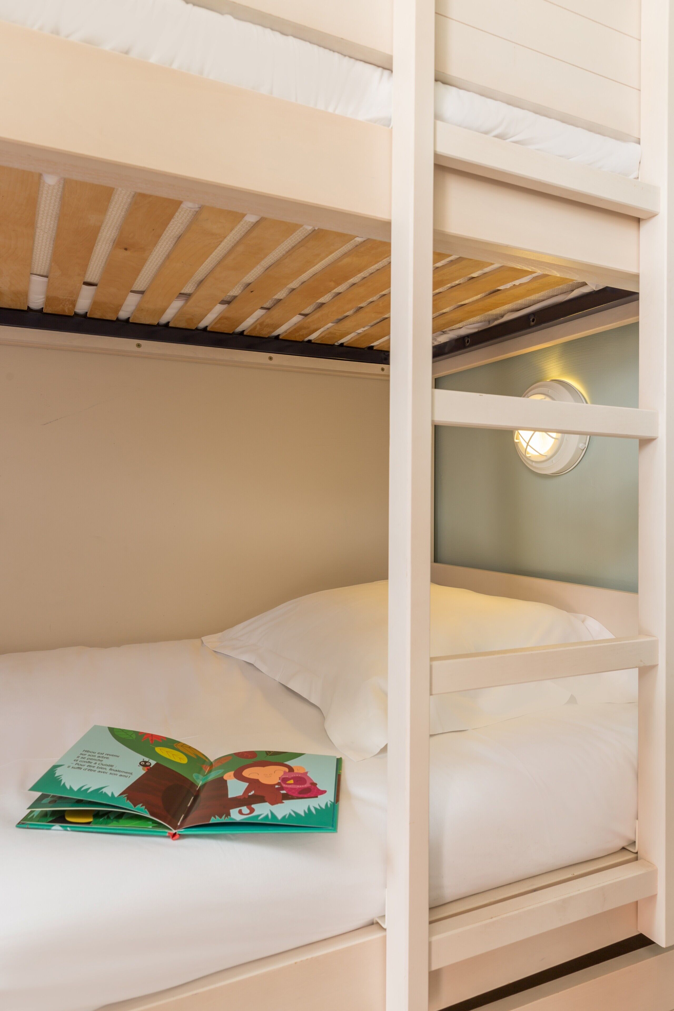 Een stapelbed met een boek op het onderste bed.