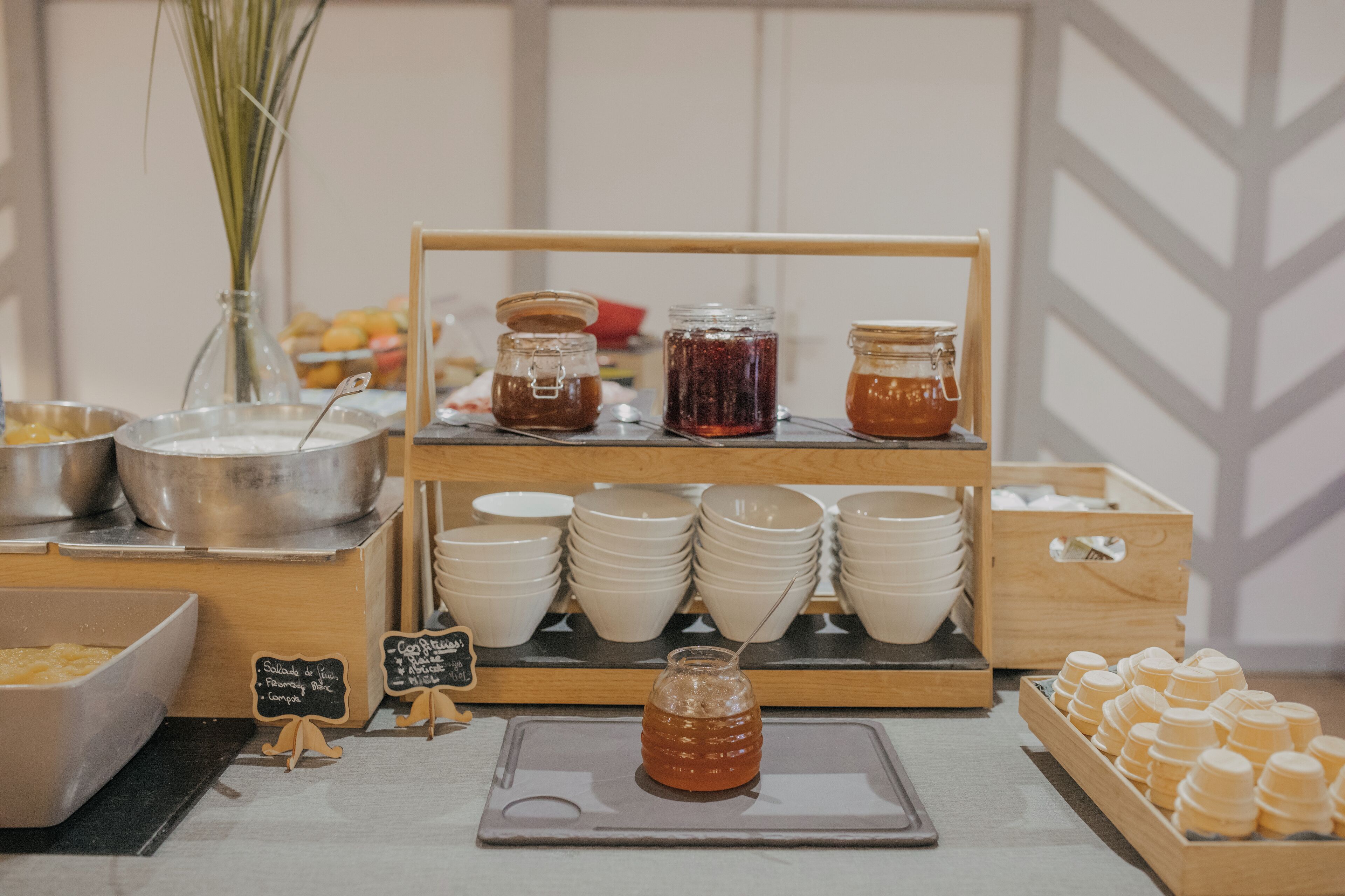 Una mesa de buffet con diferentes alimentos y salsas.