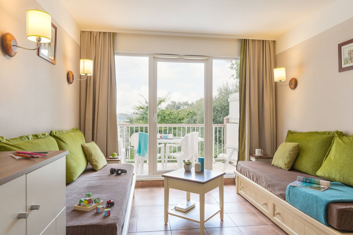 Appartement, 1 slaapkamer, balkon | Woonkamer | Flatscreentelevisie, tafelvoetbal en een tafeltennistafel