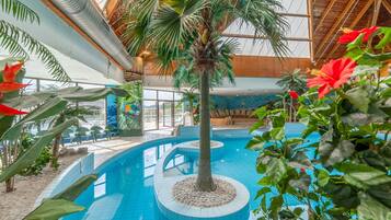 Piscine couverte, piscine extérieure, parasols de plage, chaises longues