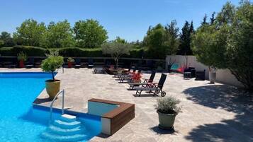 حمّام سباحة خارجي، مفتوح من 9 صباحاً إلى 7:30 مساءً، مقاعد للتشمس