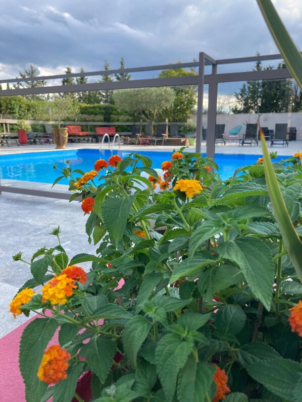 Outdoor pool, open 9:00 AM to 7:30 PM, sun loungers - Les Aubuns Country Hôtel (Saint-Gilles)