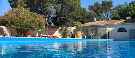 Utomhuspool med öppettider 09.00 till 19.30, och solstolar