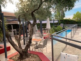 Piscina externa, funciona das 9h às 19h30, espreguiçadeiras