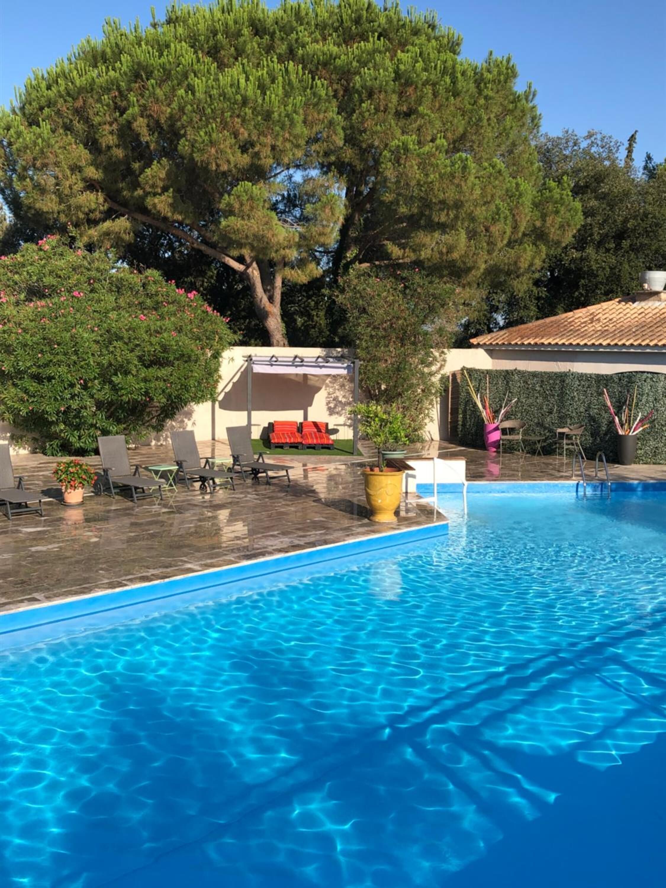 outdoor pool, open 9:00 am to 7:30 pm, pool loungers