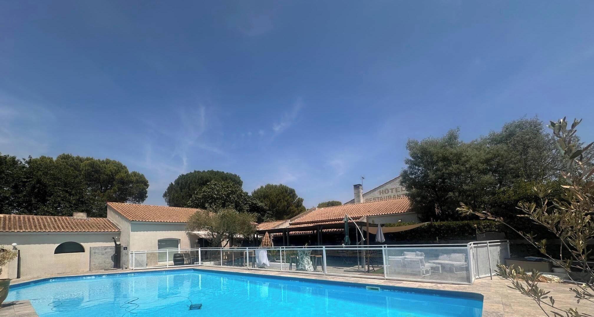 Piscine extérieure, chaises longues