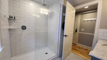 Main Inn - 1 King Bed - Suite | Bathroom