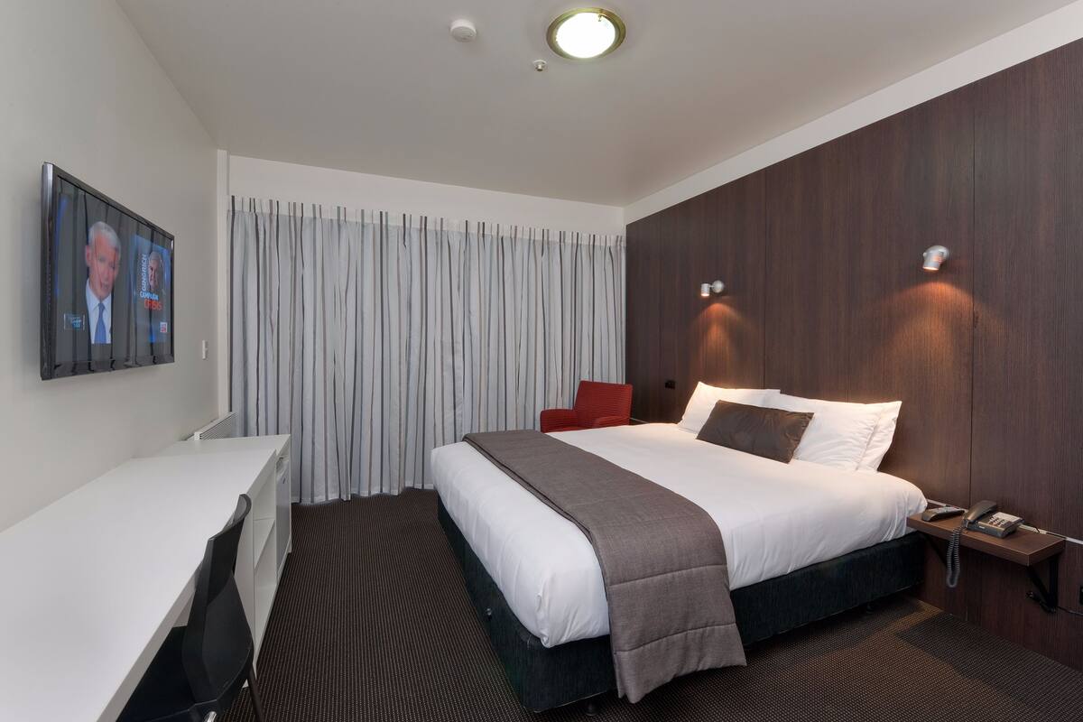 Laptop workspace, iron/ironing board, WiFi (free), bed sheets