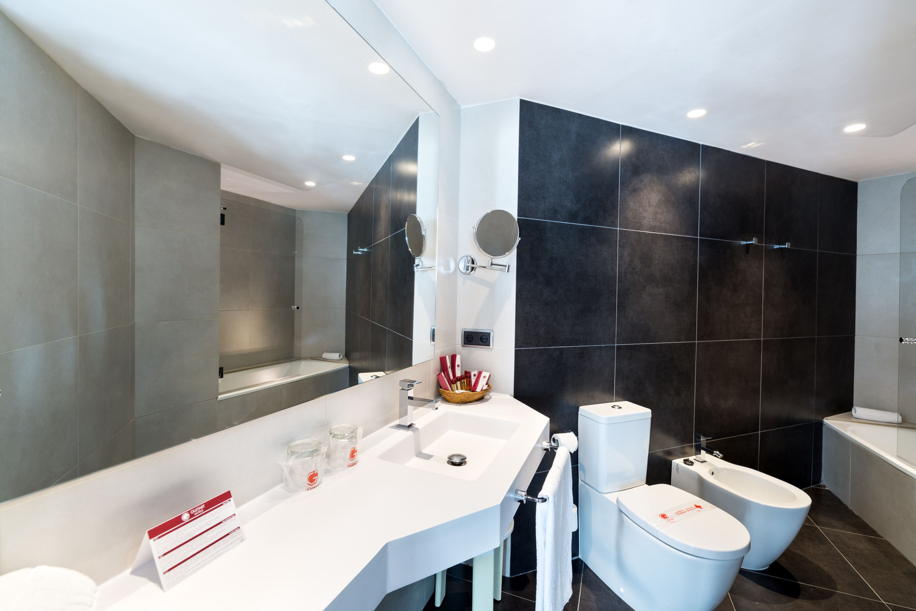 combined shower/bathtub, hair dryer, bidet, towels