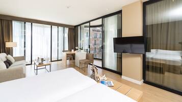 Minibar, in-room safe, individually decorated, individually furnished