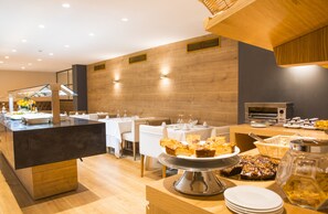 Dagelijks ontbijtbuffet (EUR 12.00 per persoon)