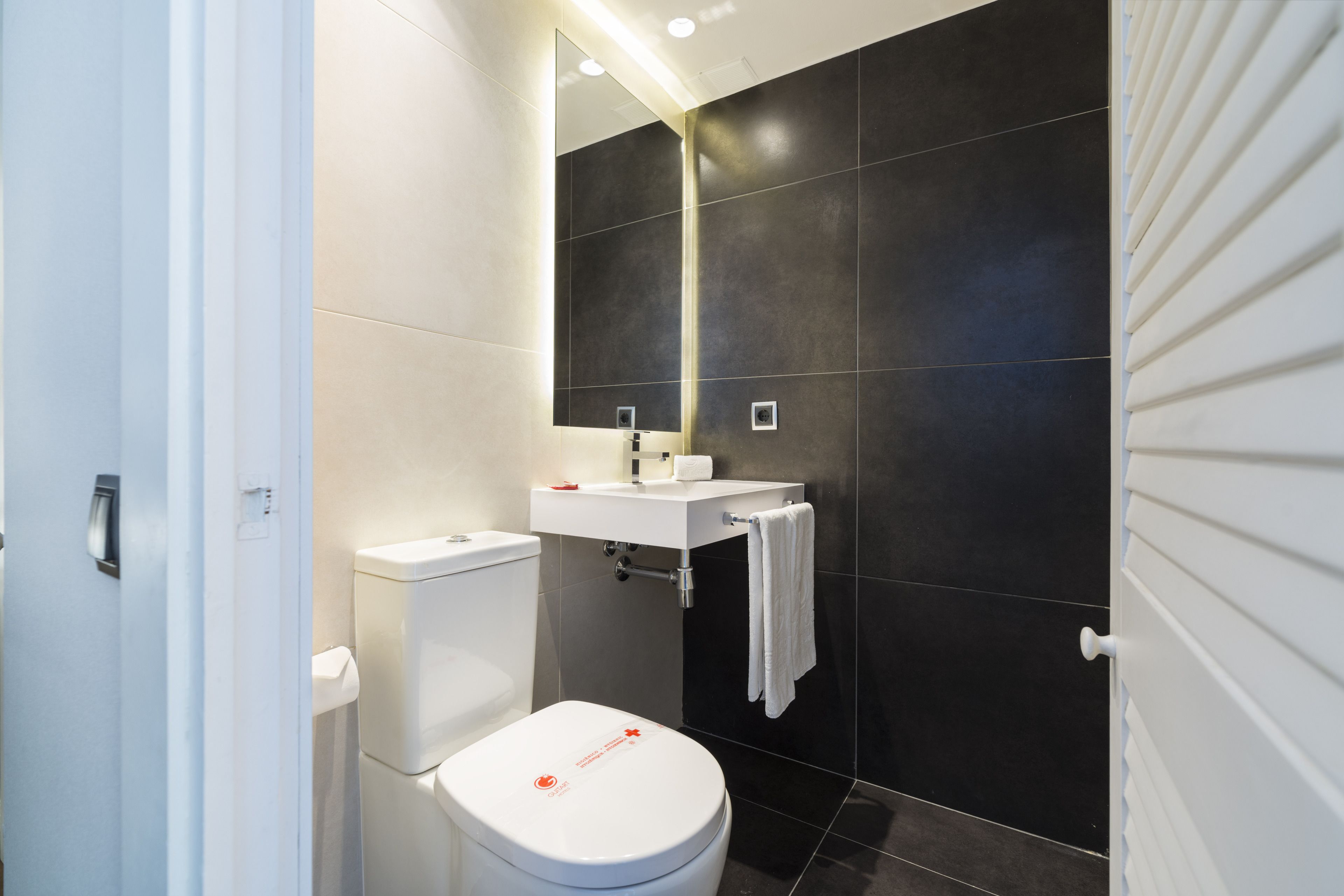 suite - individual use | bathroom | combined shower/bathtub, hair dryer, bidet, towels