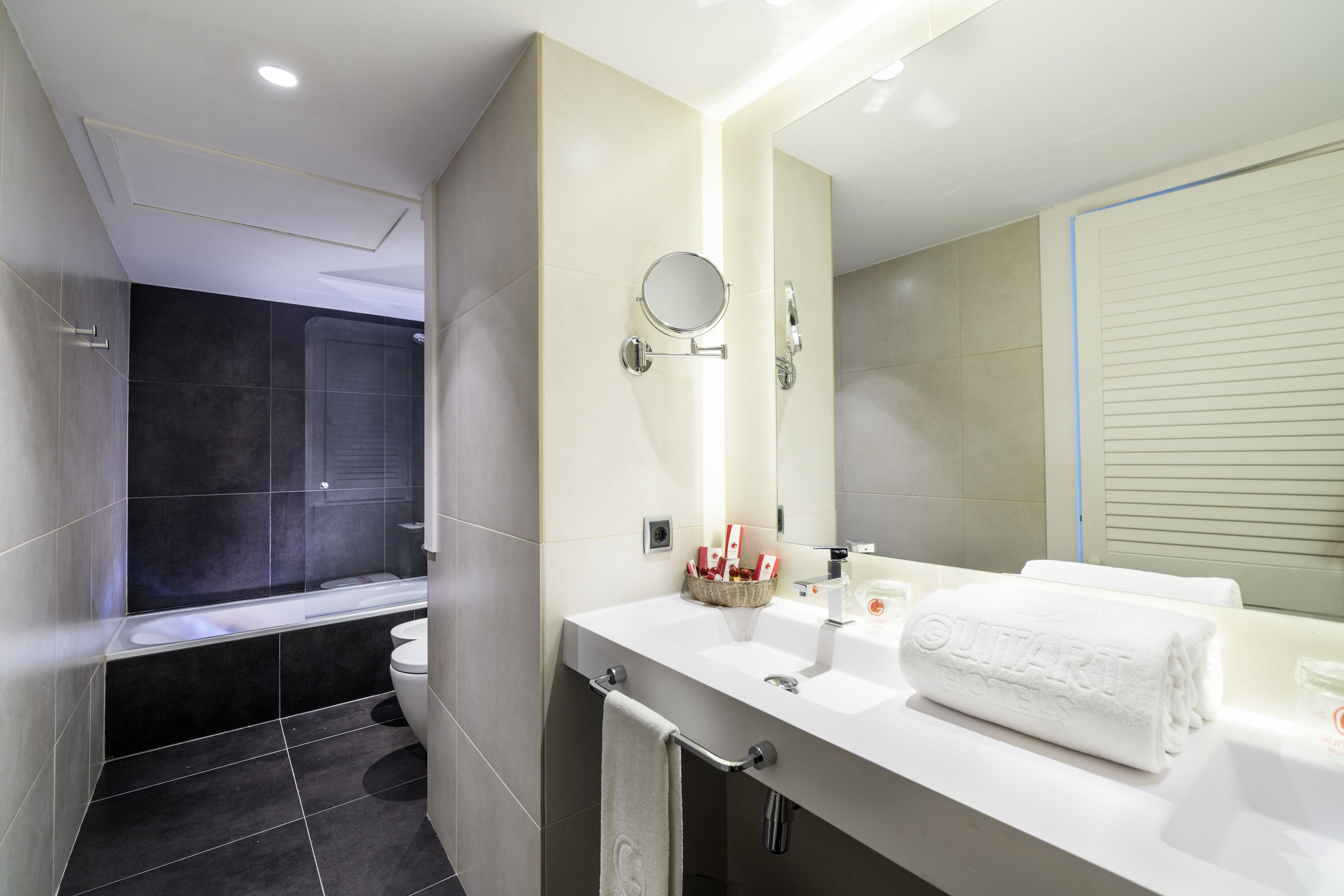 combined shower/bathtub, hair dryer, bidet, towels