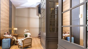 A hotel room with a bed, a chair, a lamp, and a window. - Guitart Grand Passage (Barcelona)