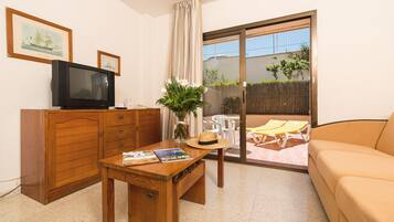 Huoneisto, 1 makuuhuone, terassi (4 adults) | Tallelokero huoneessa, yksilöllisesti sisustettu