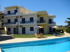 Seasonal outdoor pool - Esperides Apartments (Malevizi)