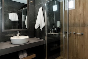 Standard Room, Front Sea View | Bathroom