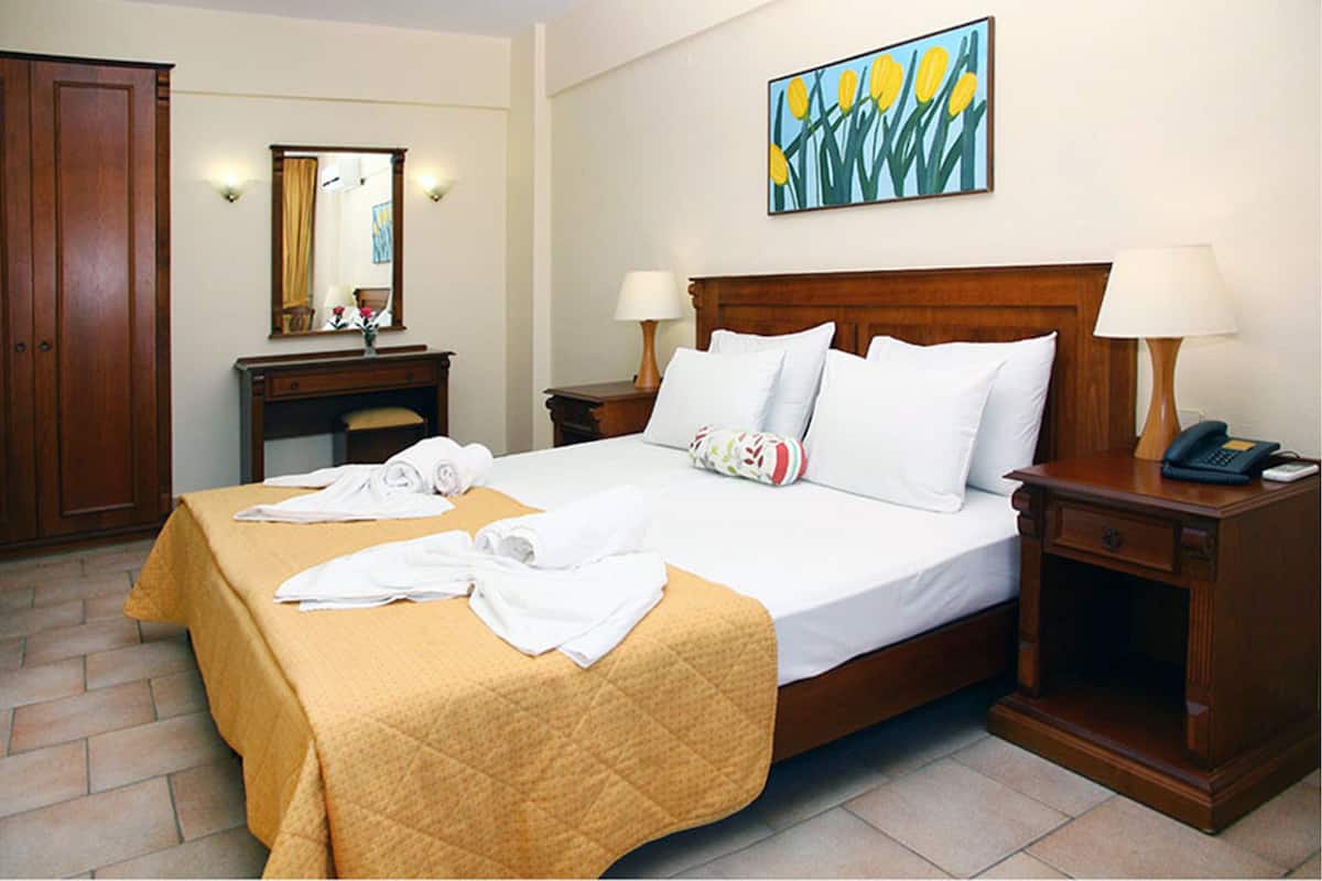 2 Schlafzimmer, laptopgeeigneter Arbeitsplatz, schallisolierte Zimmer