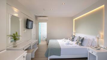 Camera con 2 letti singoli, vista cortile | Postazione laptop, insonorizzazione, lenzuola